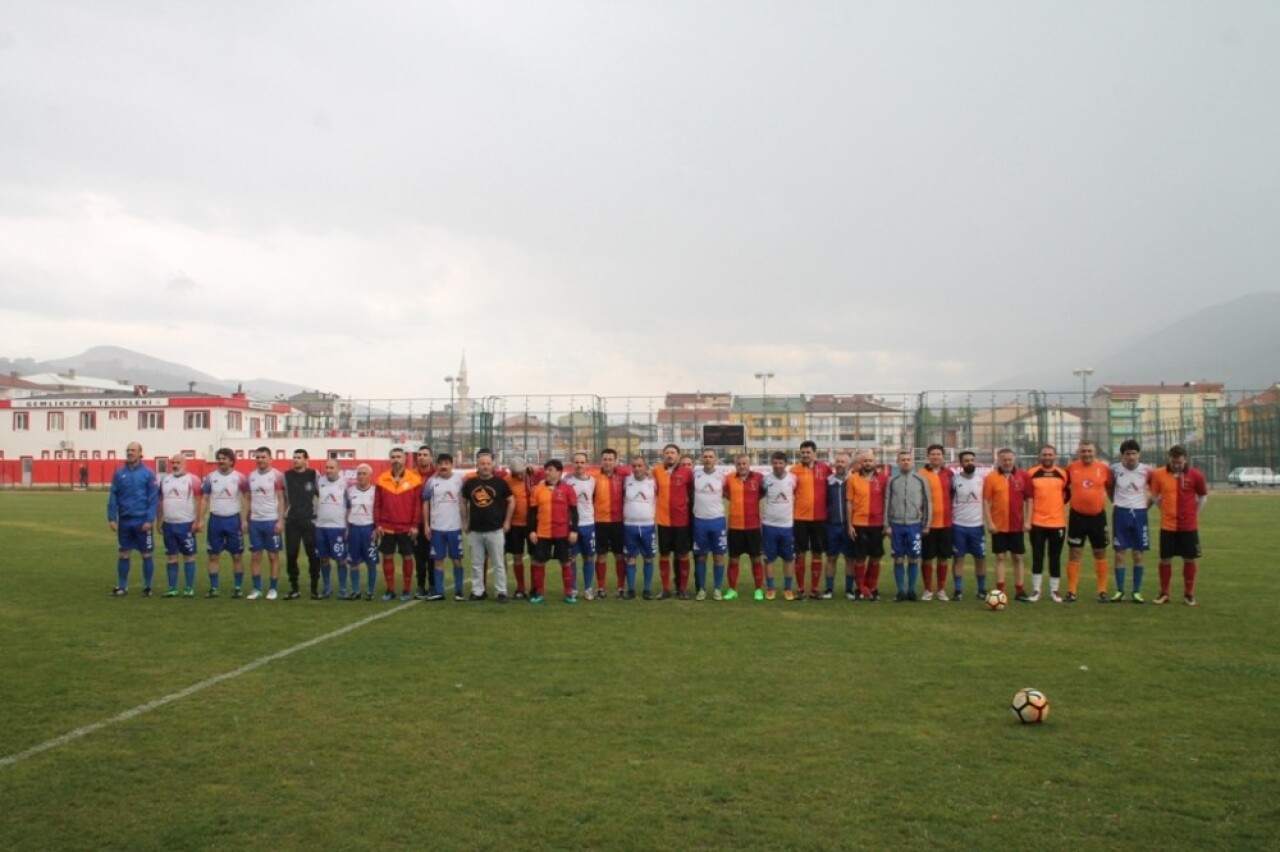 Galatasaraylı veteranlar Gemlik’te gösteri maçı yaptı