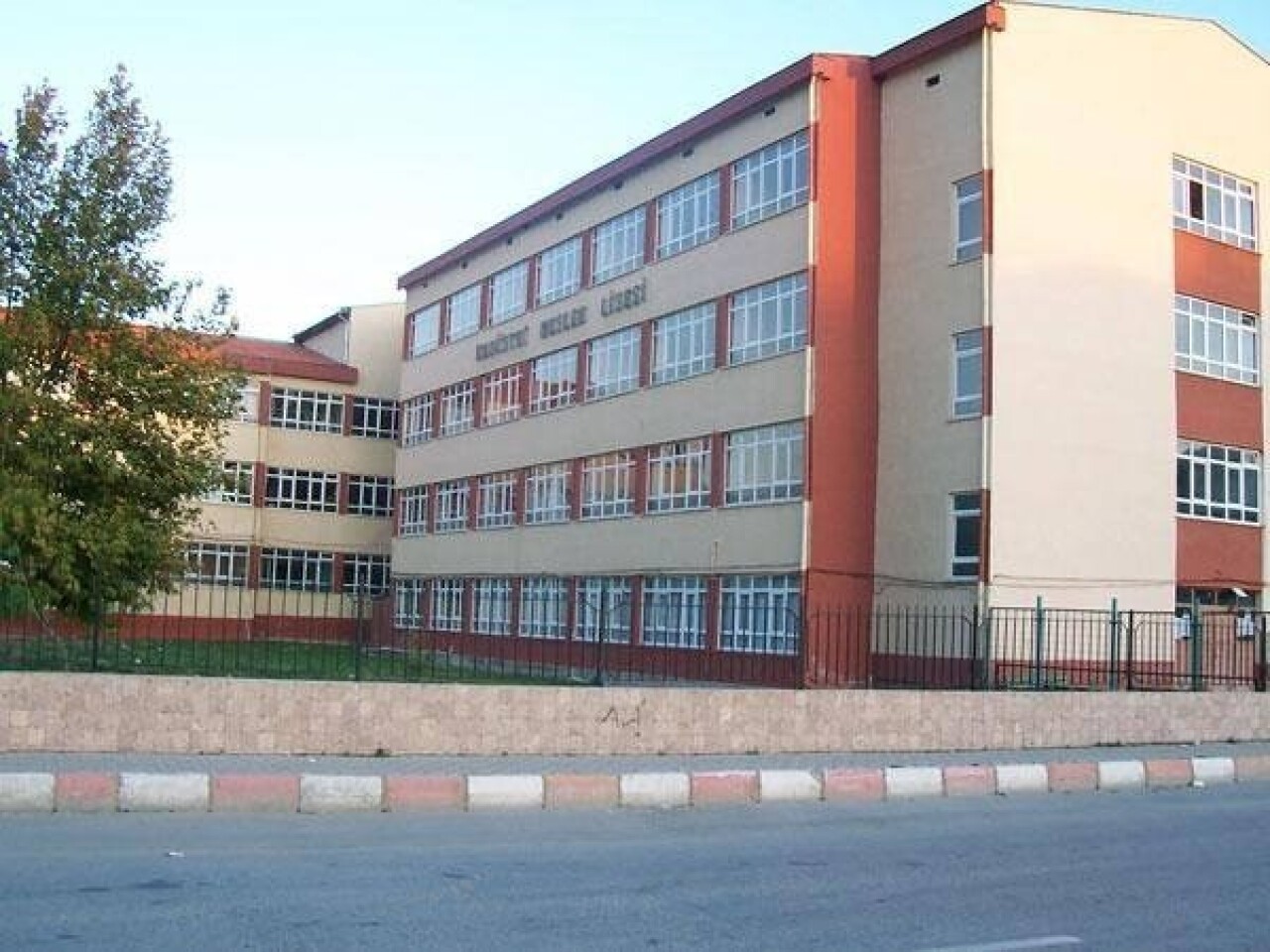 Gemlik’te meslek lisesi yıkılıyor...Bölge halkı yerine spor tesisi istiyor