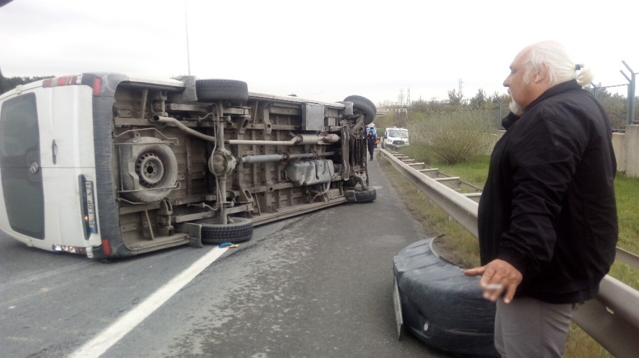 Hasdal yolu üzerinde bariyerlere çarpan servis aracı devrildi