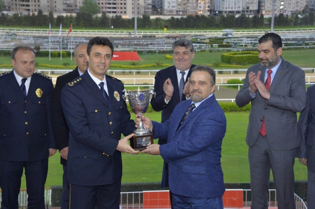 İstanbul Emniyet Müdürlüğü Koşusunu ‘Kızıl Tüy’ isimli 1 numaralı at kazandı