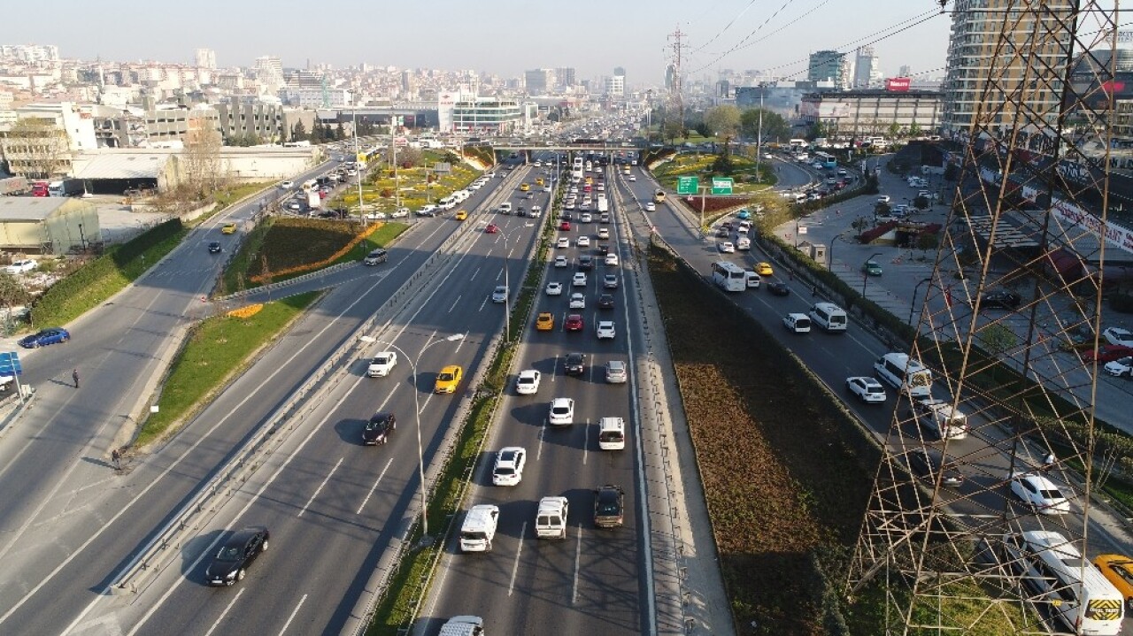 İstanbul Havalimanı’na ‘Büyük Göç’te, trafiğe takılan tırlar havadan görüntüledi