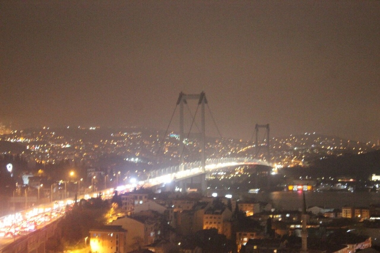 İstanbul’da boğaz köprülerinin ışıkları söndürüldü