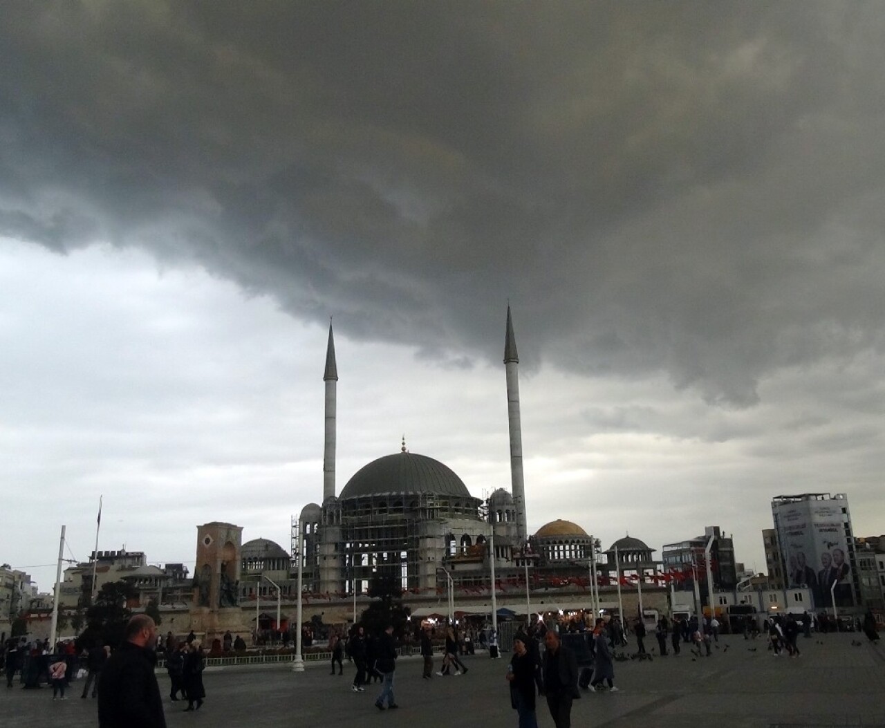 İstanbul’da sağanak yağış etkisini gösterdi