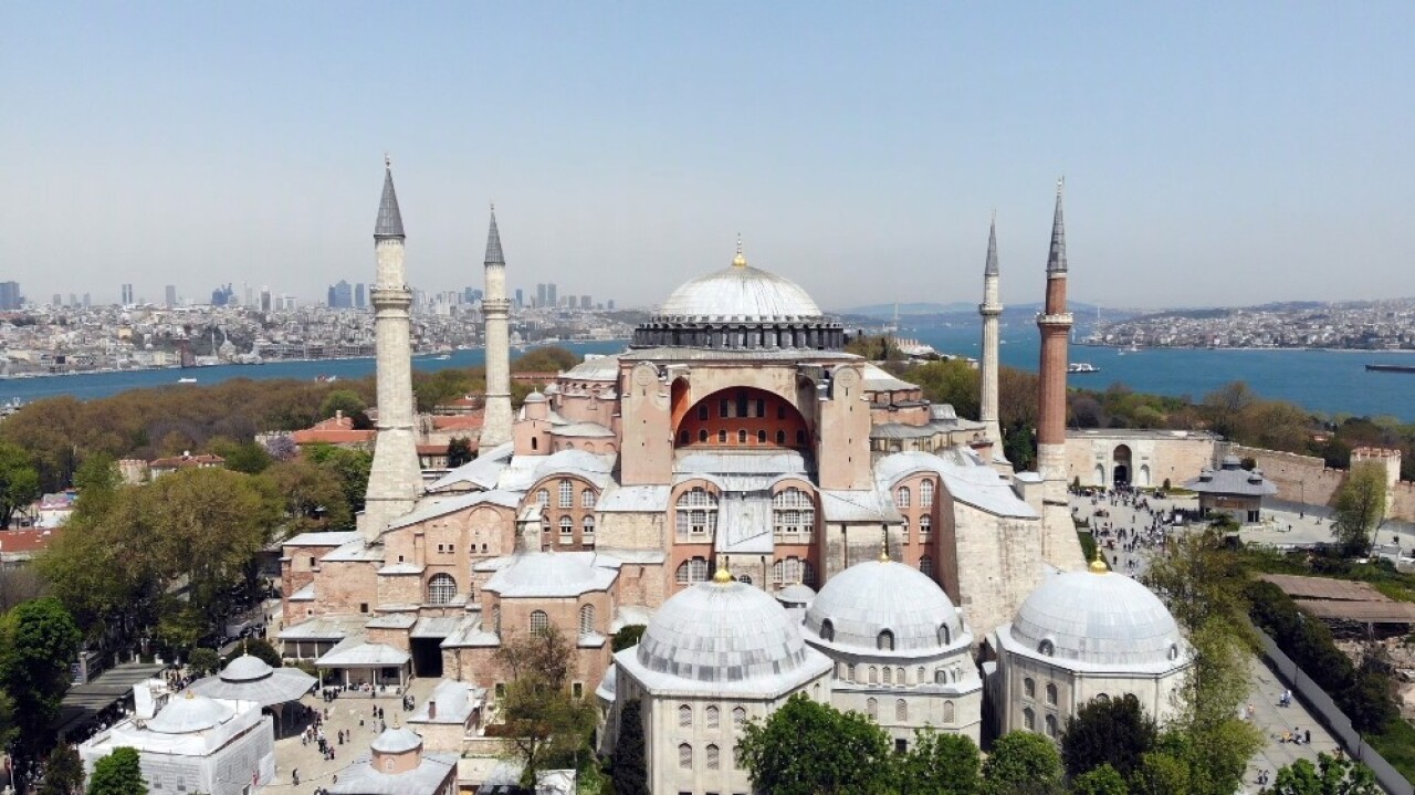 İstanbul’un göbeğinde dünyanın en büyük lale halısı