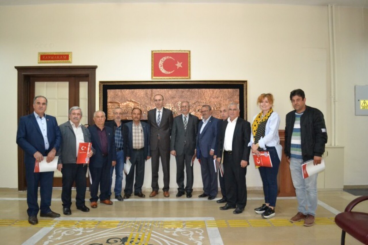 Kaymakam Yazar’dan eski muhtarlara plaket