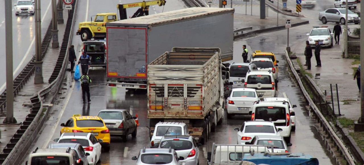 Kocaeli’de kaza yapan tır D-100’de trafiği felç etti