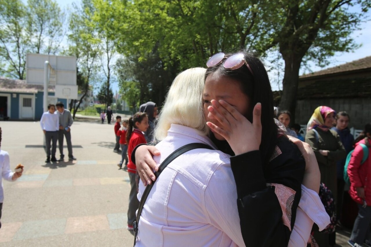 Kocaeli’ye gelen çocuklar, gözyaşları arasında ülkelerine döndü