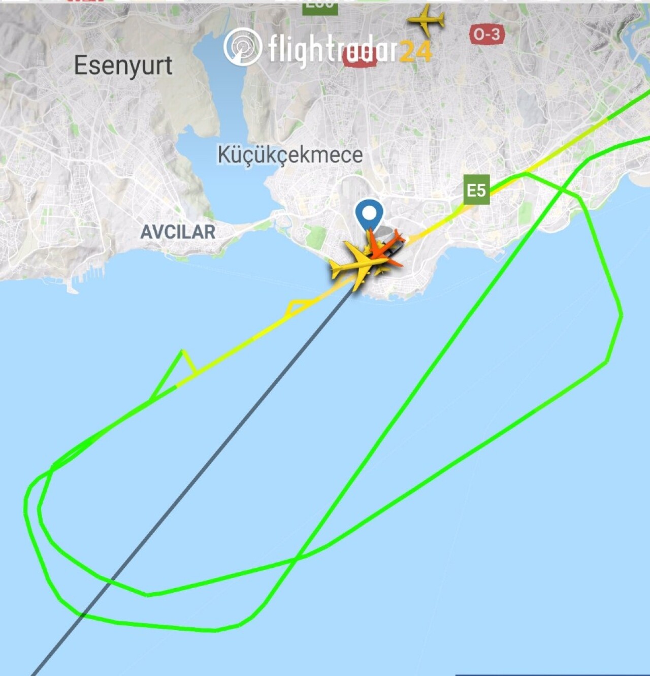 Kuş sürüsüne çarpan kargo uçağı Atatürk Havalimanı’na geri döndü