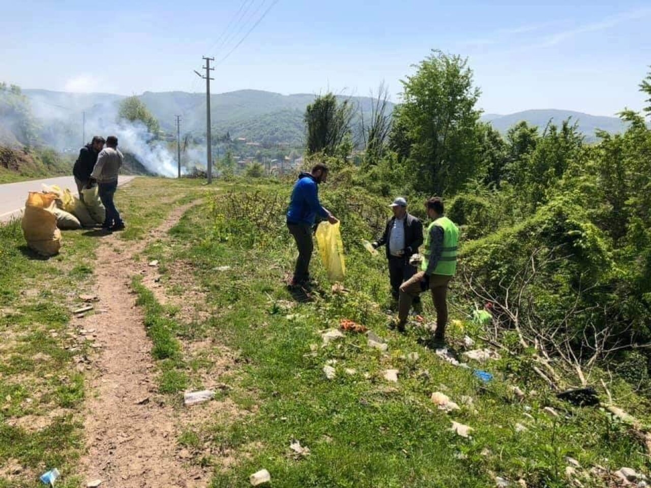 Mahalle sakinleri çevreyi temizledi