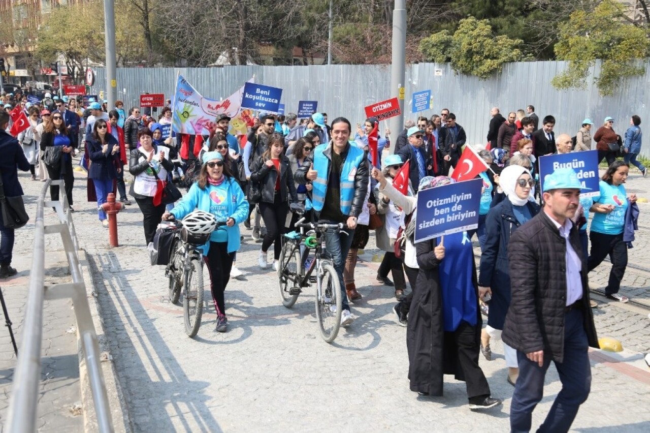 Mavileri giyip, otizme farkındalık için yürüdüler