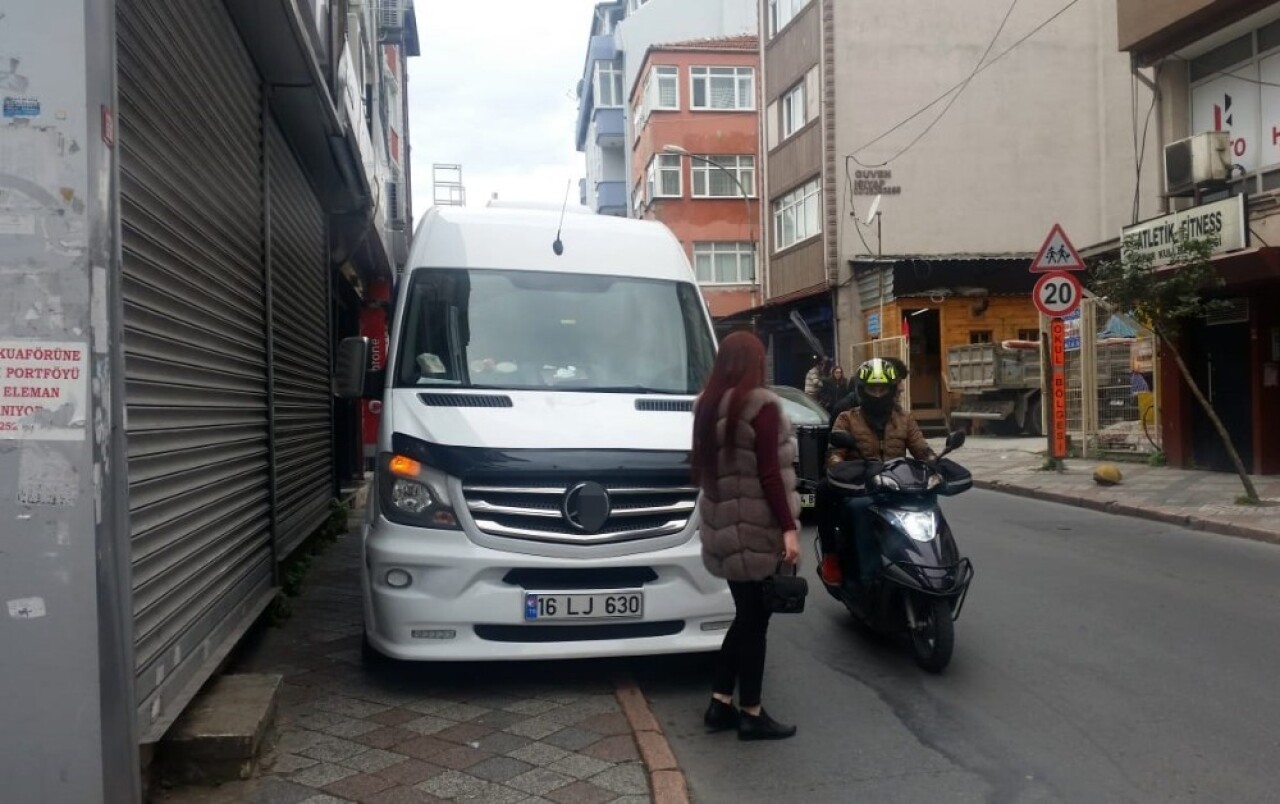 Minibüs kaldırma park edince vatandaşlar zor anlar yaşadı