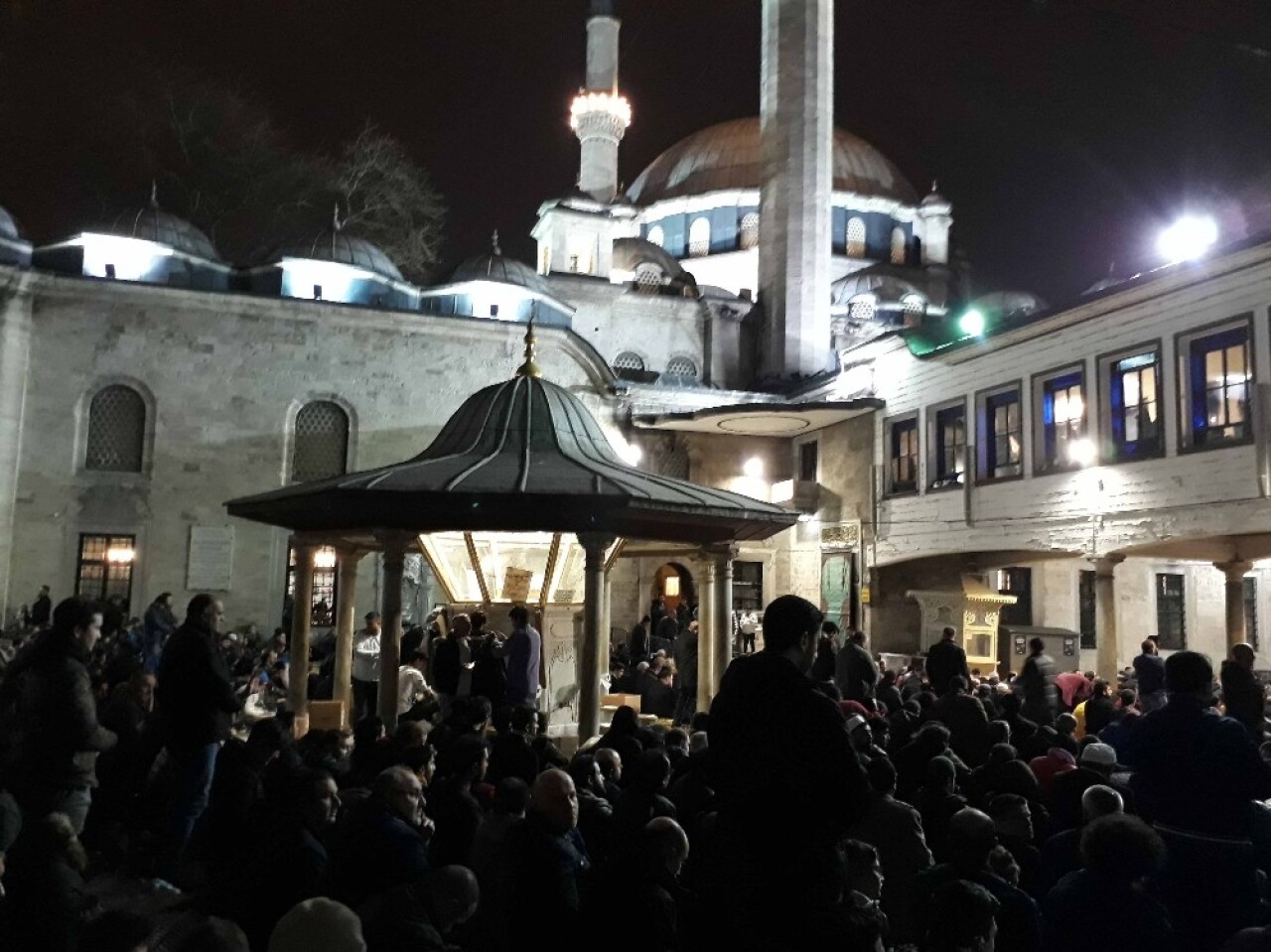 Miraç Kandili’nde vatandaşlar Eyüpsultan Camii’ne akın etti