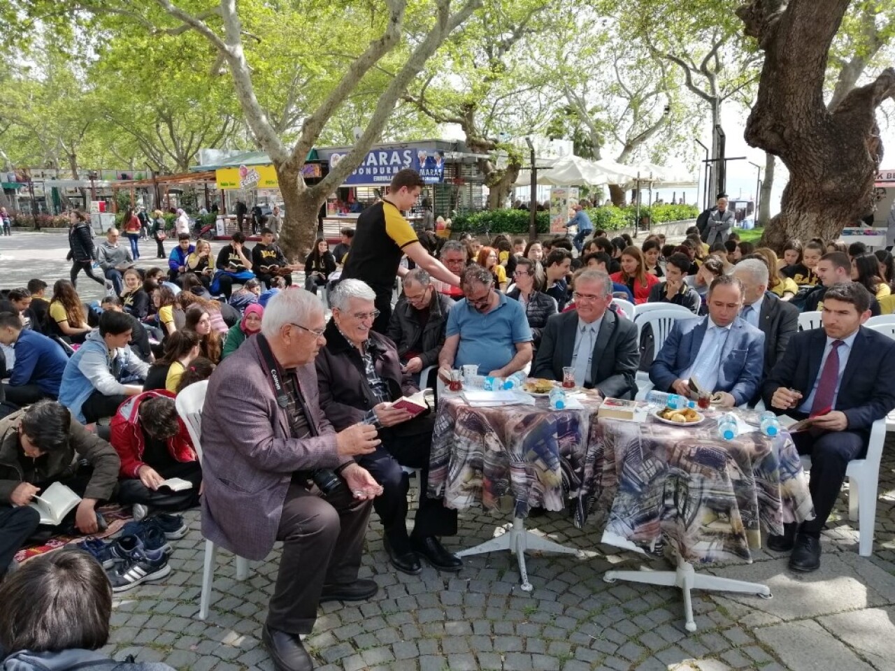 Öğrenciler, Cumhuriyet meydanında kitap okudular