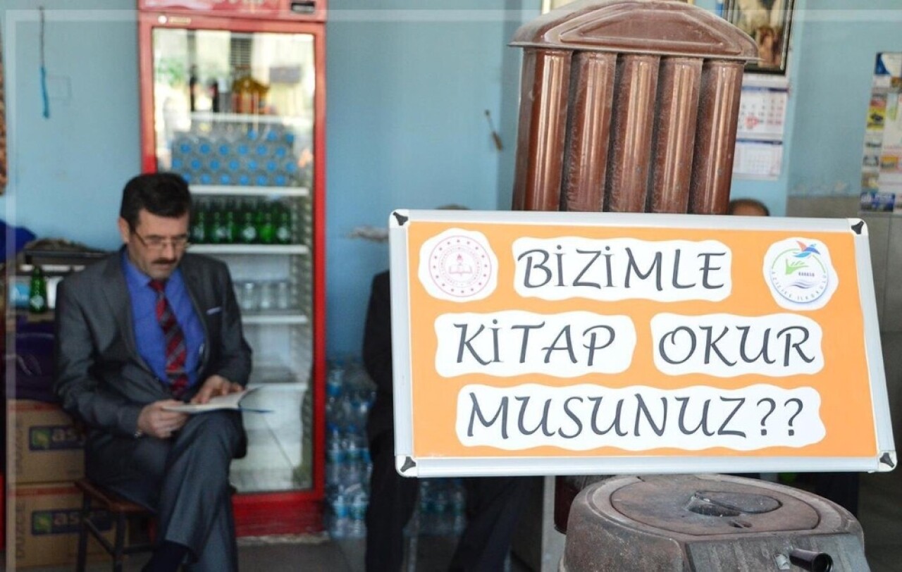 Öğrenciler kıraathanede kitap okudu