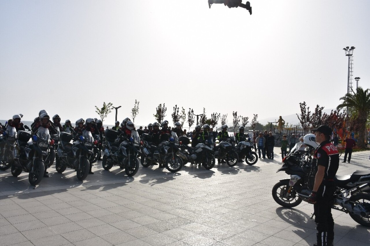 (Özel) Motosikletli polislerden ayyıldız şov
