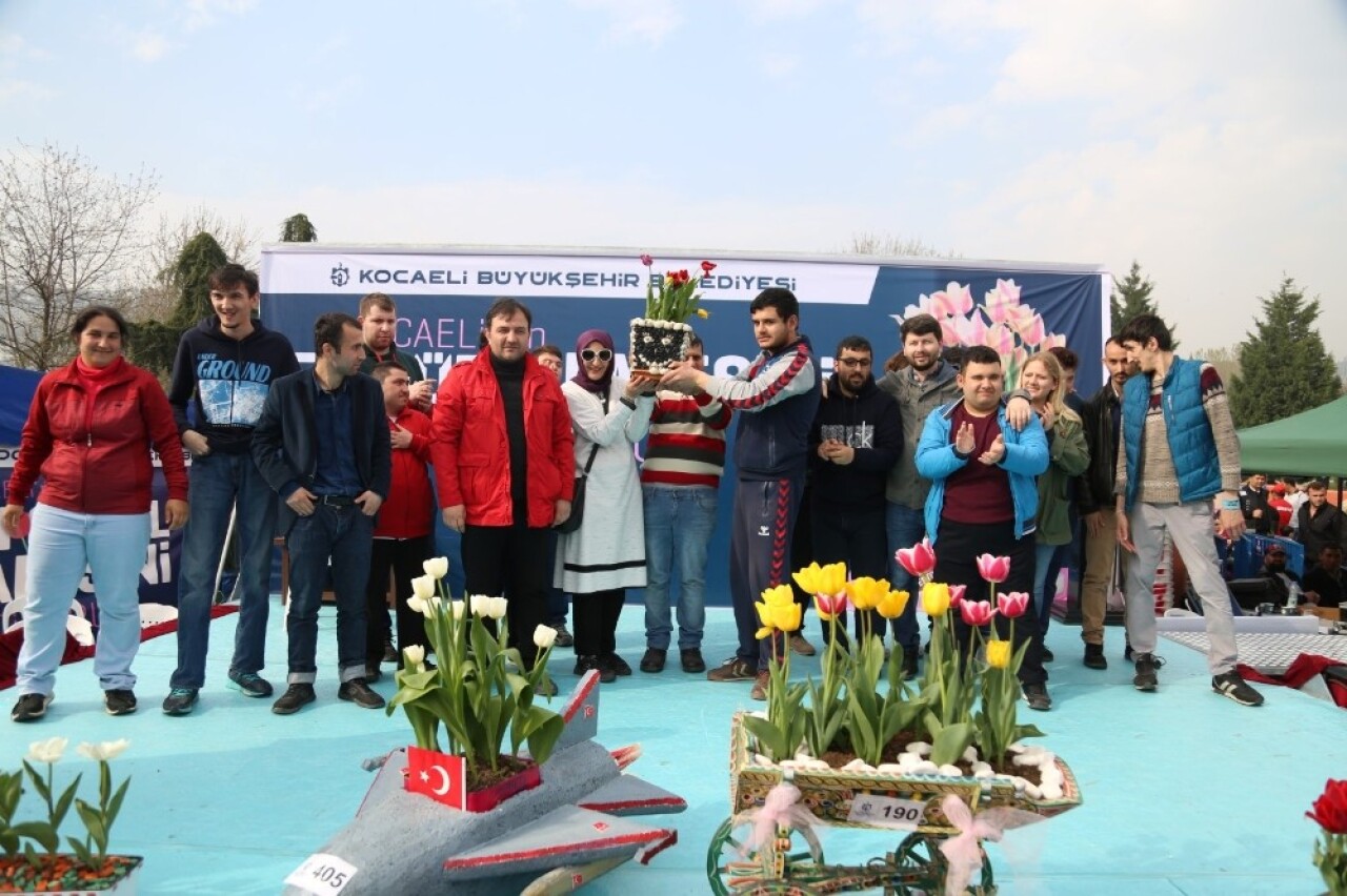 Özel öğrenciler lale yetiştirip, festivalde yarıştı