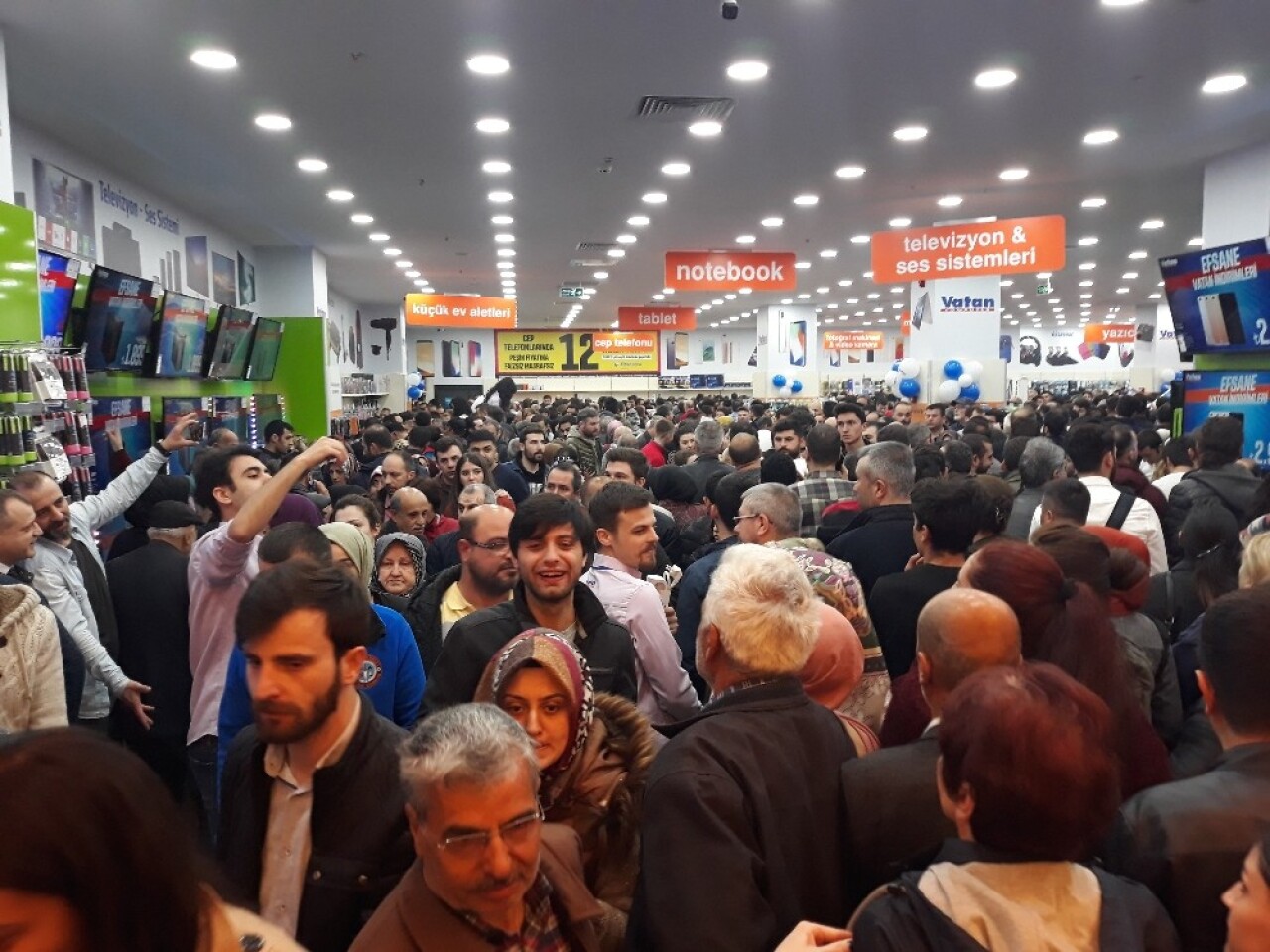 (Özel) Teknoloji mağazasının açılışında indirim çılgınlığı