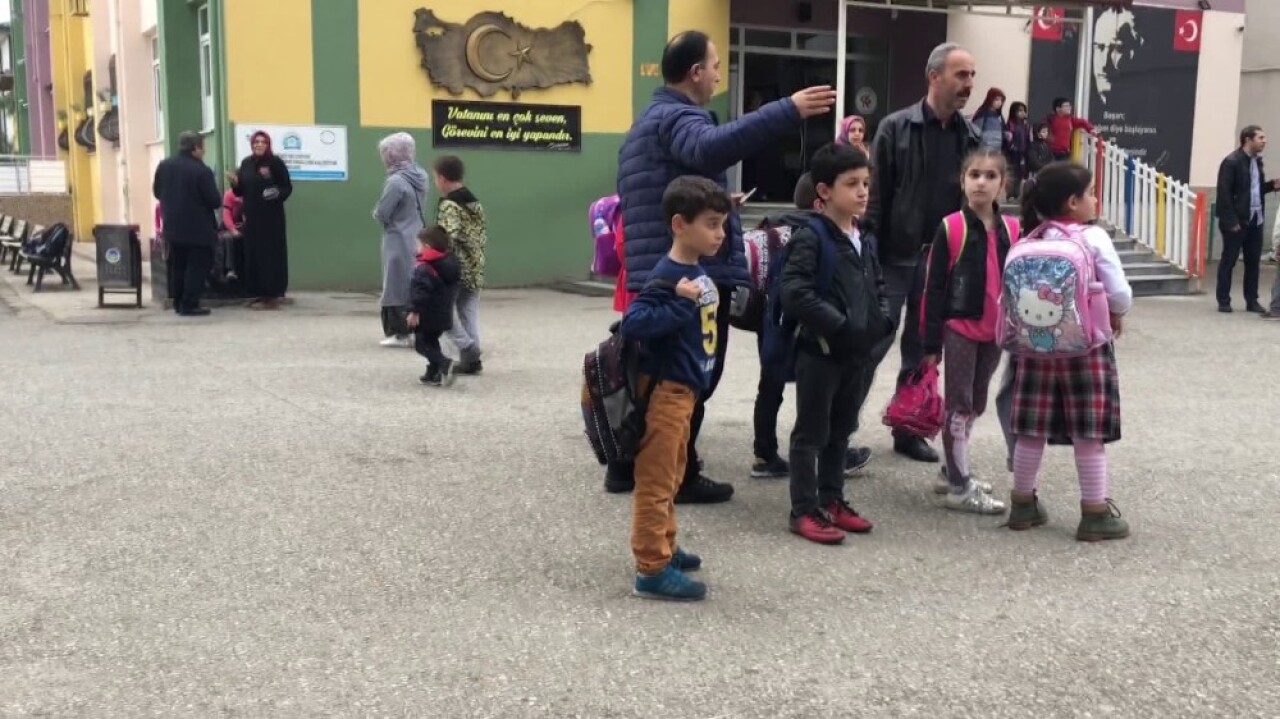 Sakarya’daki depremde vatandaşın korku dolu anları kameraya yansıdı