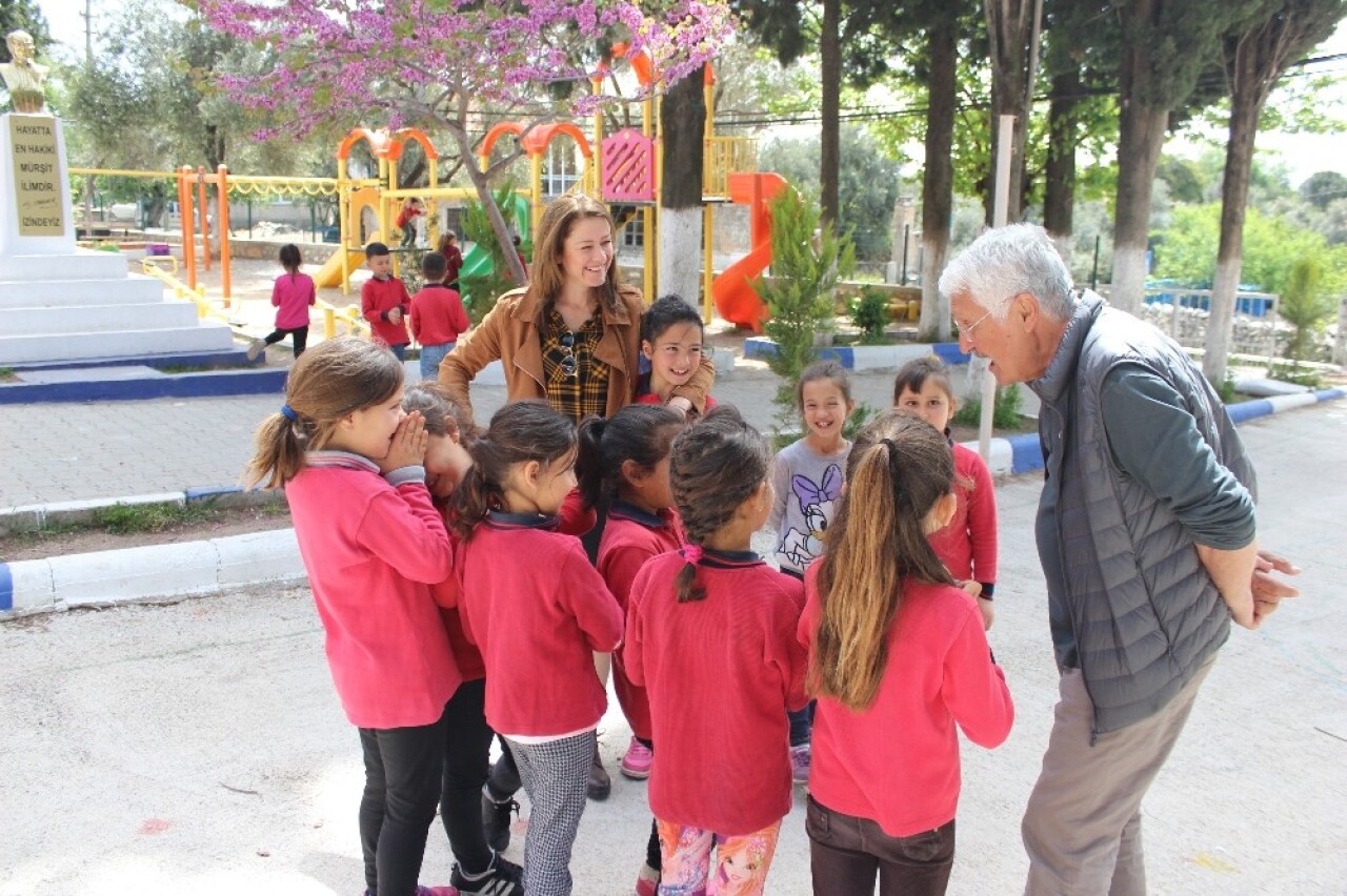 Salih Kalyon ve K. Muzaffer Ilıcak, Yukarı Mazı İlkokulu’nda