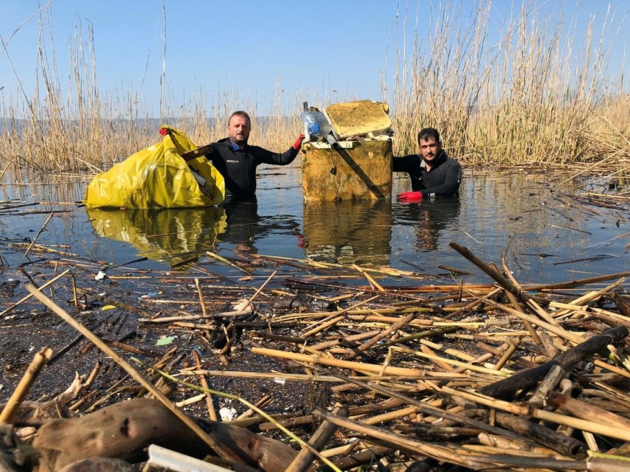 Sapanca Gölü’nden aralarında buzdolabı ve küvetin bulunduğu 2 kamyon çöp çıktı