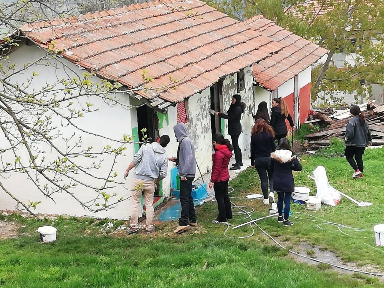 Sınıf eğitimi öğrencilerinden köy okuluna destek