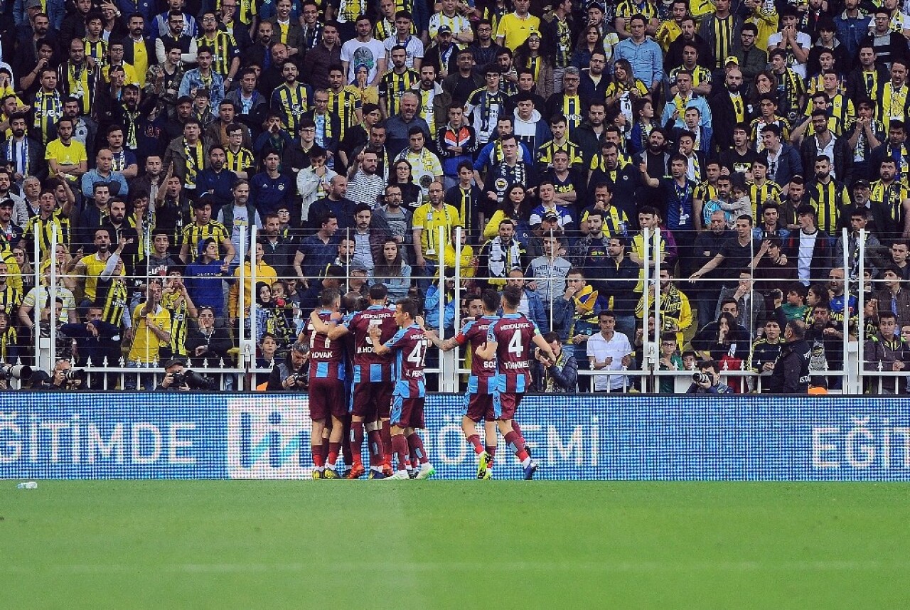 Spor Toto Süper Lig: Fenerbahçe: 0 - Trabzonspor: 1 (İlk yarı)