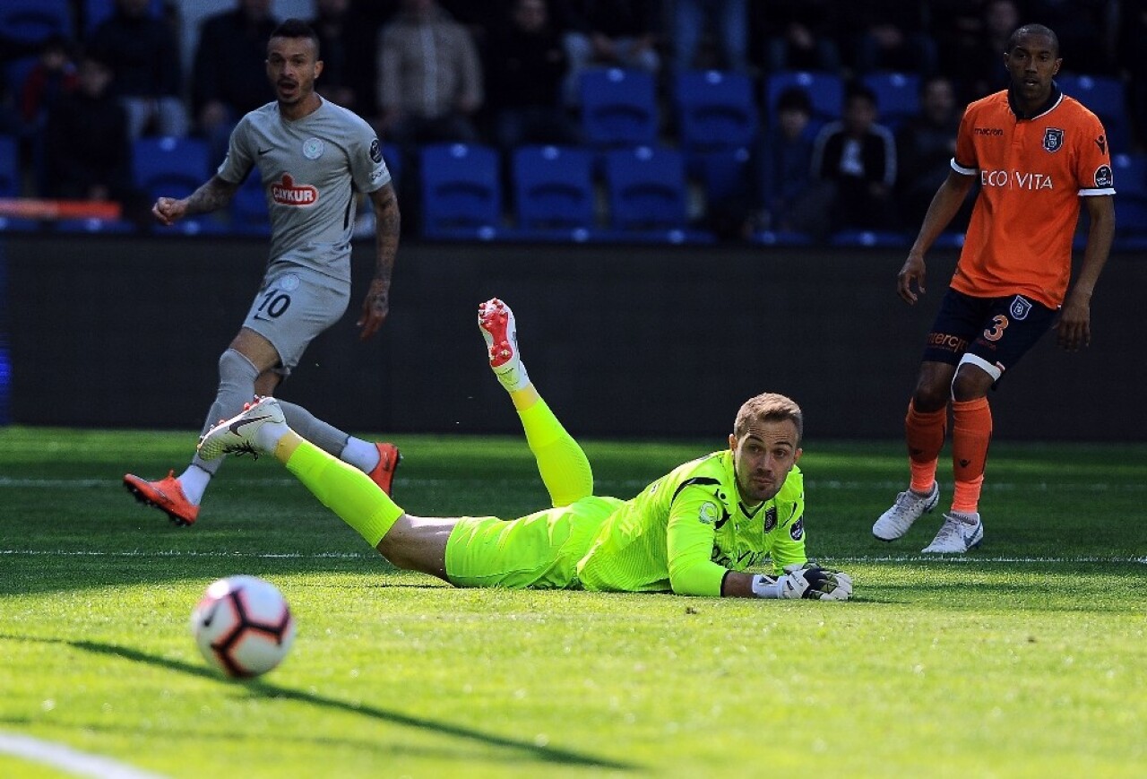 Spor Toto Süper Lig: Medipol Başakşehir: 0 - Çaykur Rizespor: 0 (İlk yarı)