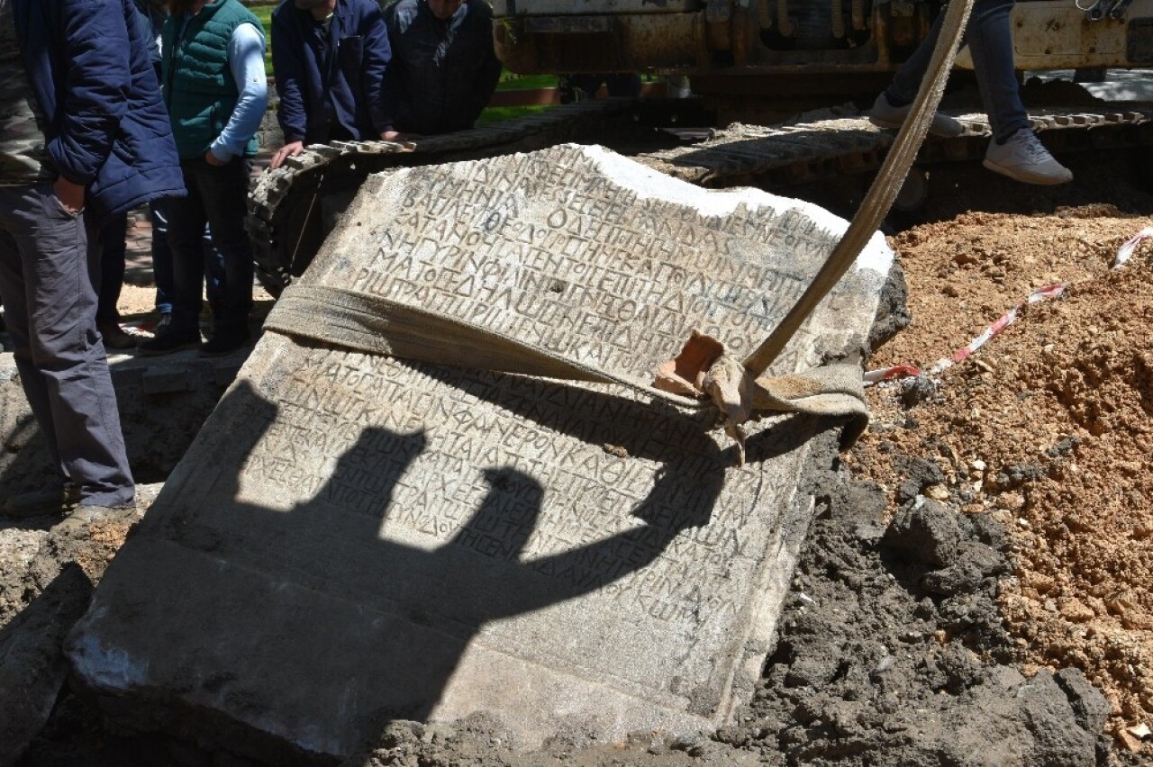 Susurluk’ta bulunan lahit taşı inceleniyor