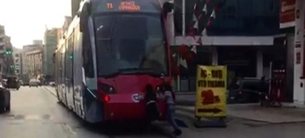 Tramvay arkasında tehlikeli yolculuk 