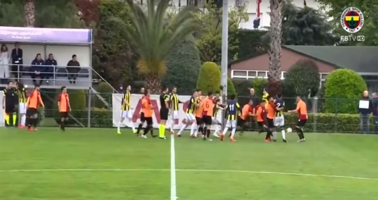 U21 derbisinde saha karıştı