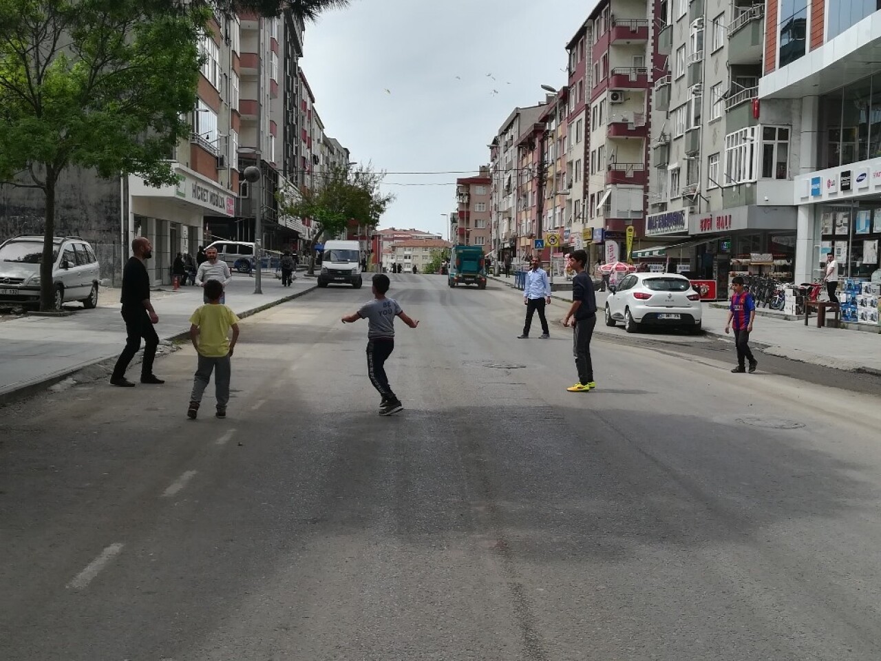 1 Mayıs kutlamaları için caddenin trafiğe kapatılması çocuklara yaradı