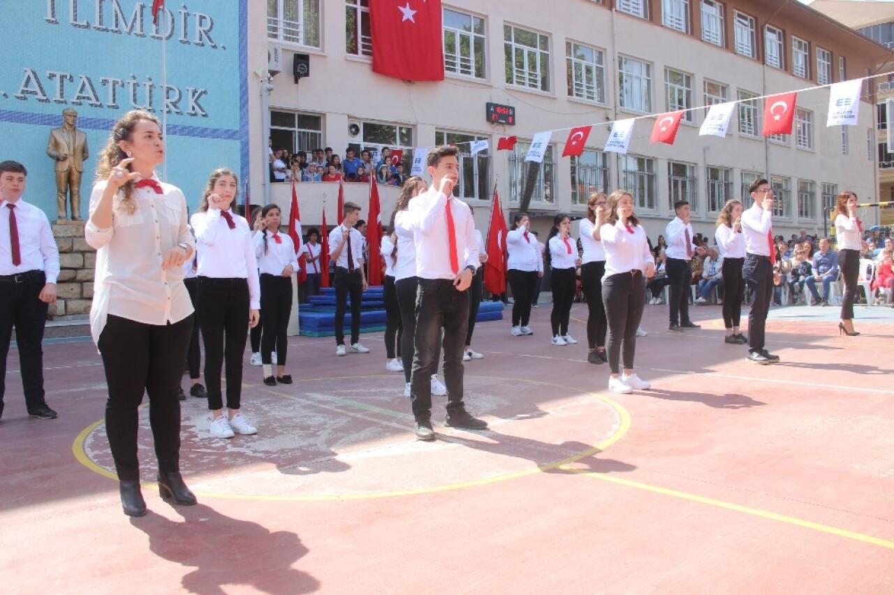 19 Mayıs Marşı’nı işaret diliyle okudular