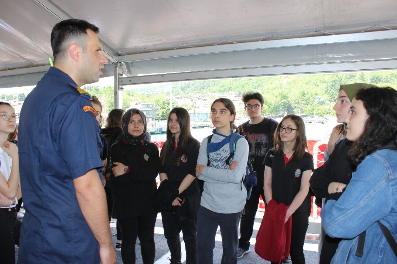 200 öğrenci Sahil Güvenlik ekipleriyle Boğaz turu eşliğinde eğitim aldı