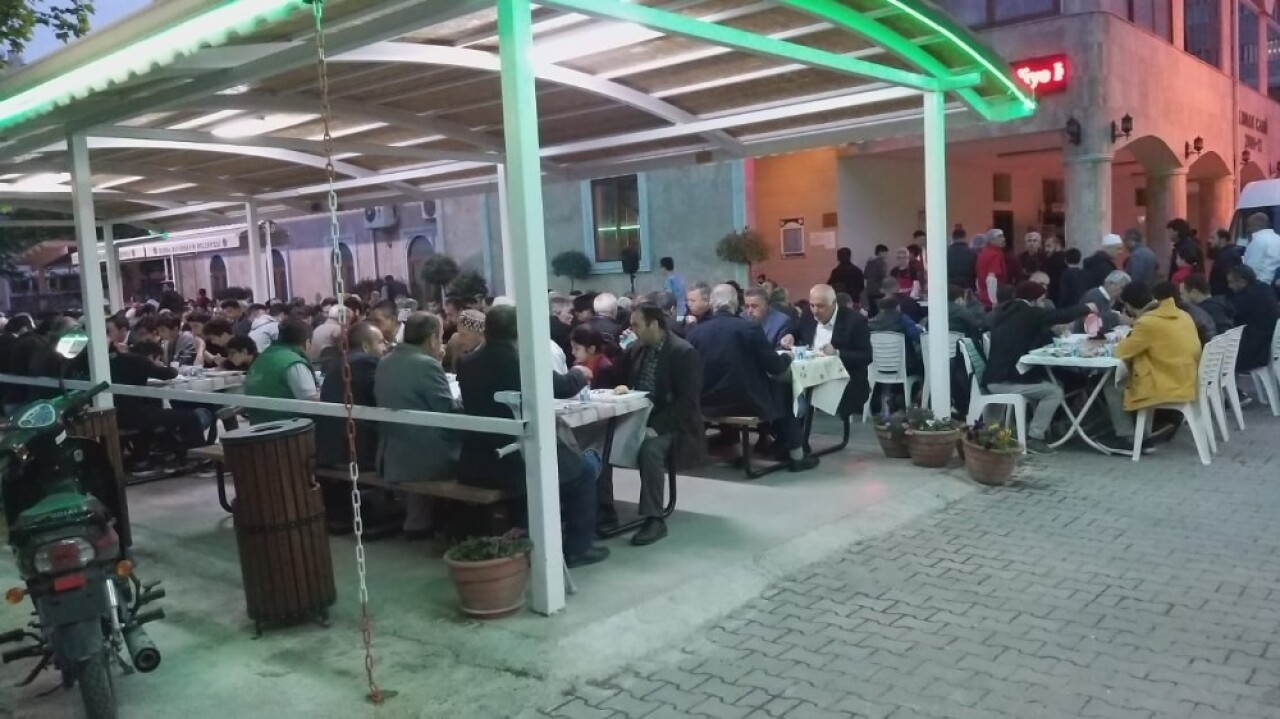 500 kişi aynı sofrada buluştu...Bu iftarı ikram eden belli değil...