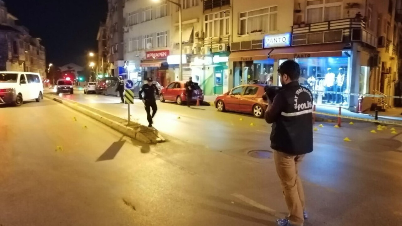 Kadıköy’de önce çevreye ateş açtılar sonra da polisle çatıştılar: 2 yaralı