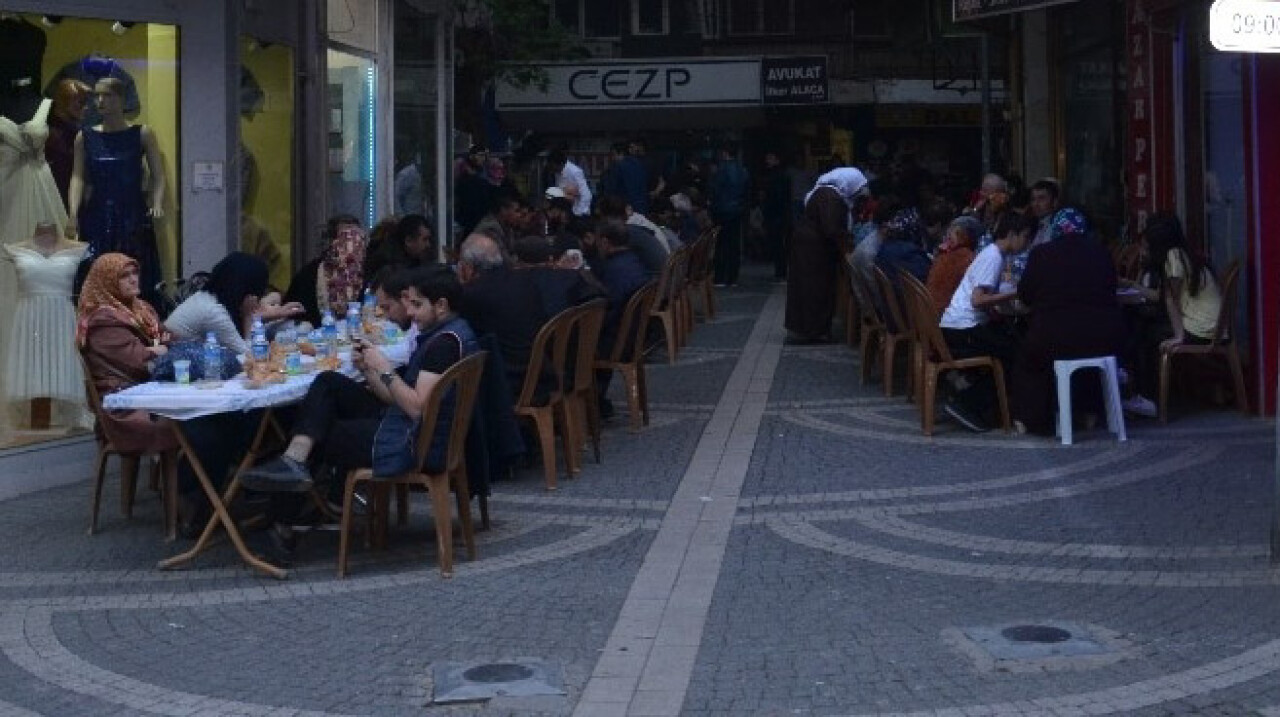 Balıkesir Ülkü Ocaklarından sokak iftarı