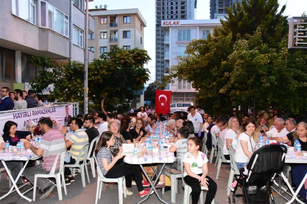 İstanbul’daki Alaşehirliler iftarda bir araya geldi