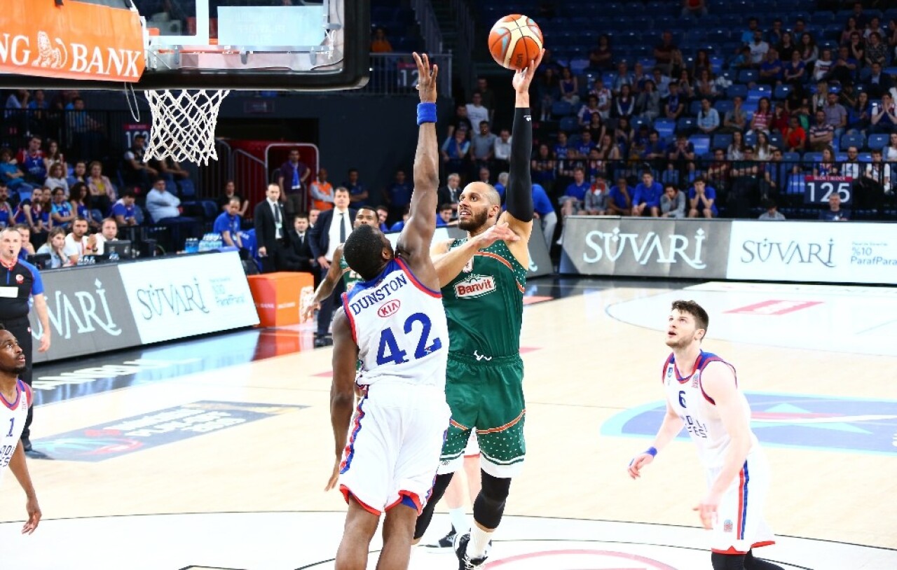 Anadolu Efes, seride 1-0 öne geçti