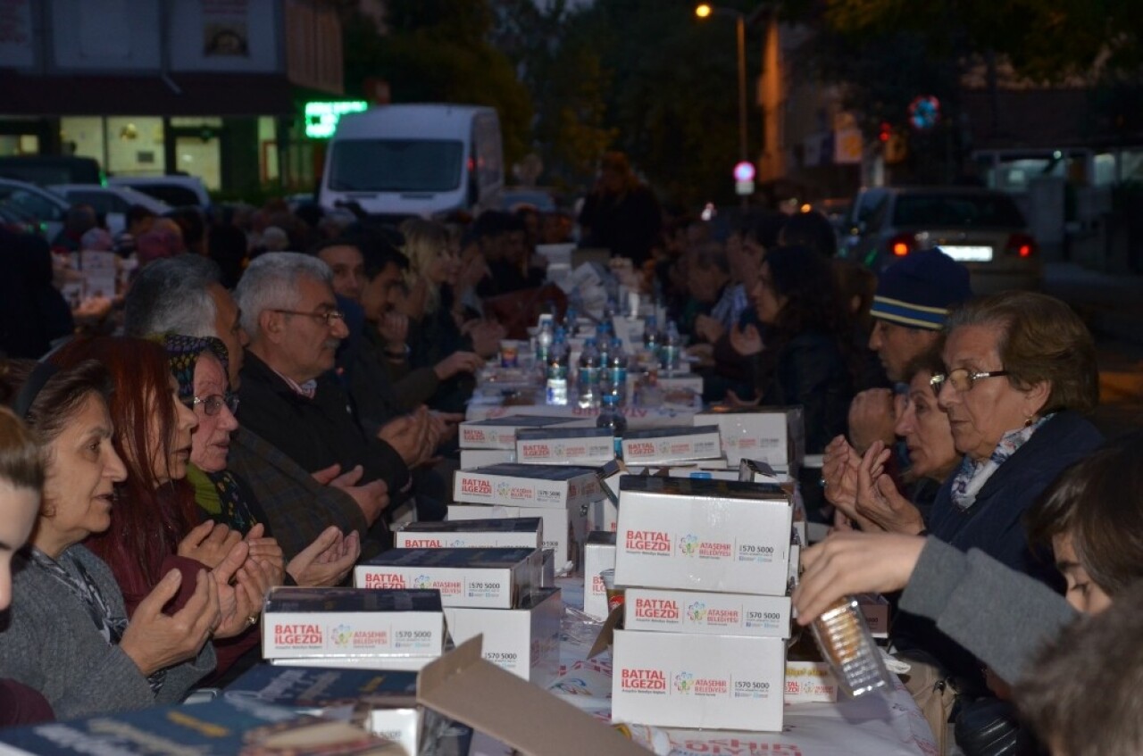 Ataşehirliler sokak iftarında bir araya geldi