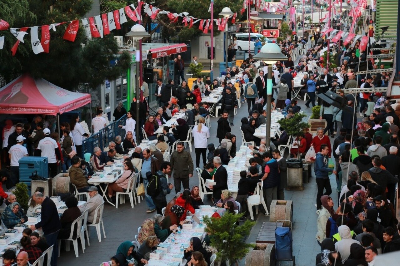 Ataşehirliler sokak iftarında bir araya geldi