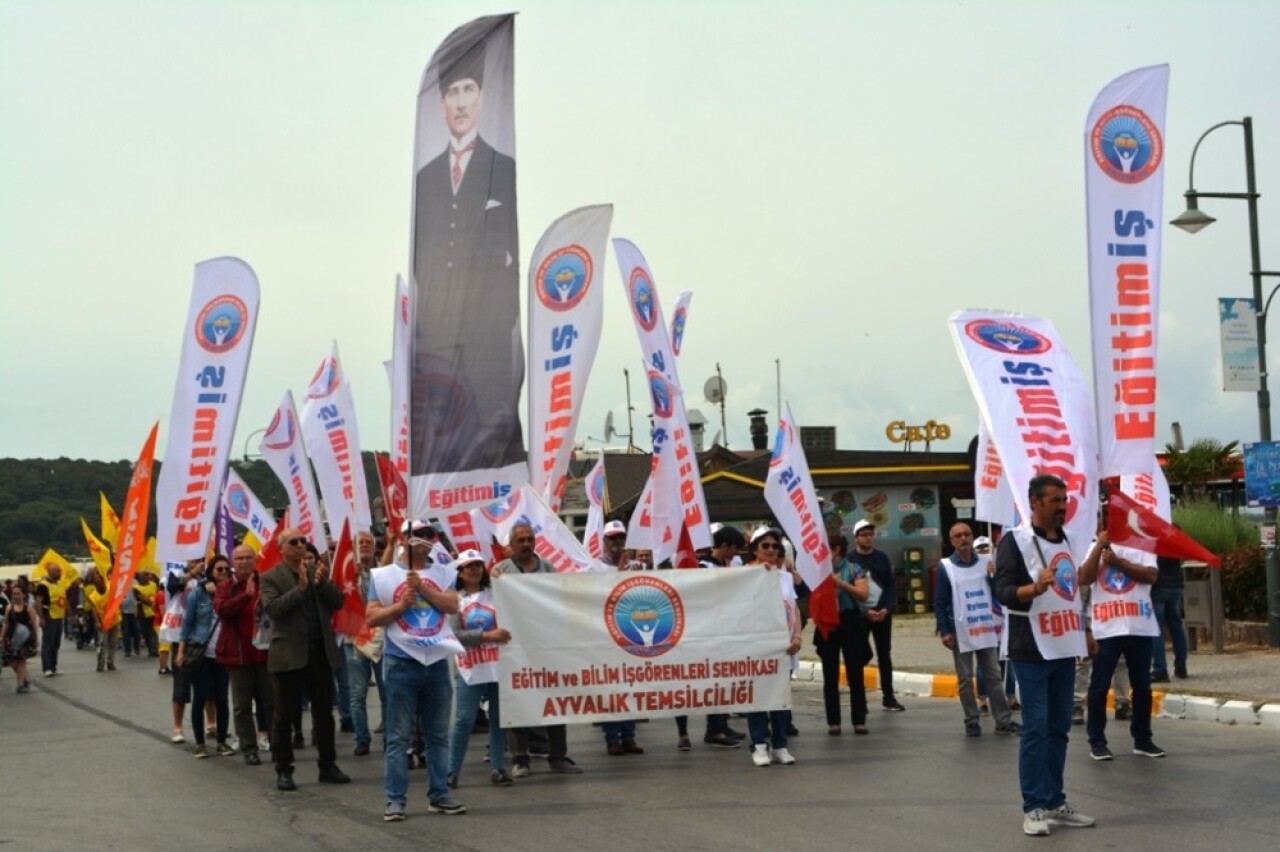 Ayvalık’ta ’1 Mayıs Emek ve Dayanışma Günü’ coşkusu