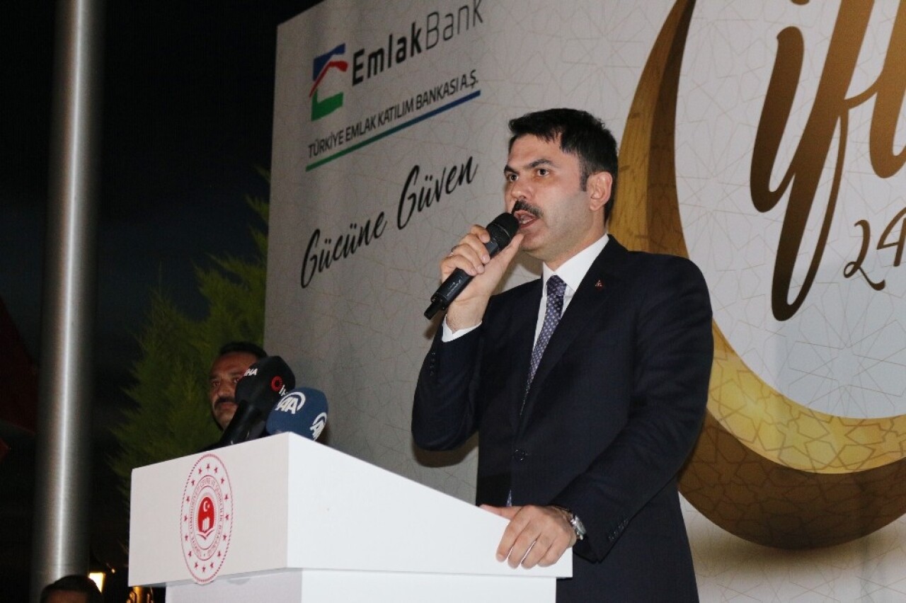 Bakan Kurum, Emlak Katılım Bankası çalışanlarıyla iftarda bir araya geldi