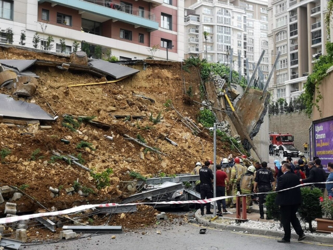 Başakşehir’de bir sitenin istinat duvarı çöktü