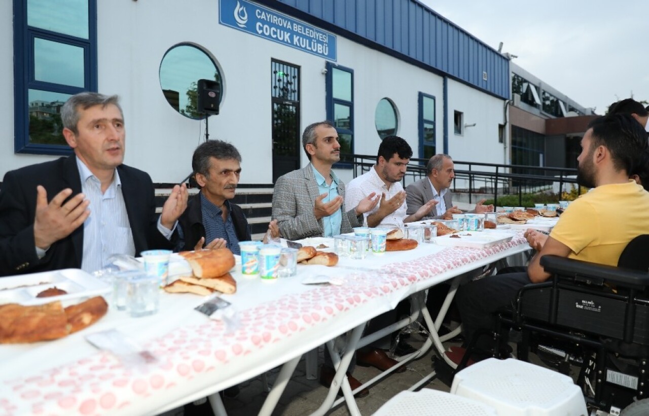 Başkan Çiftçi, engelli vatandaşlar ve ailelerini iftarda ağırladı