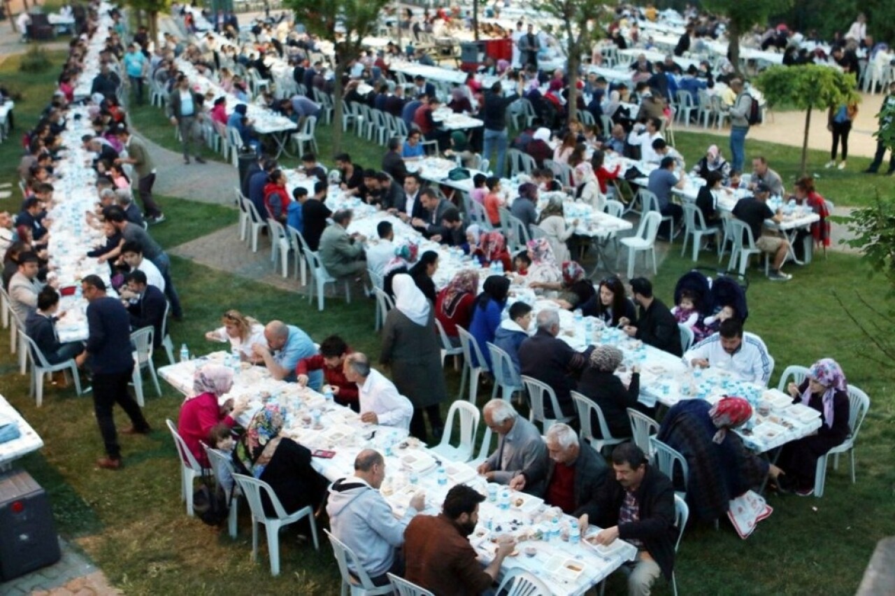 Başkan Gökhan Yüksel ilk iftarını vatandaşlarla yaptı