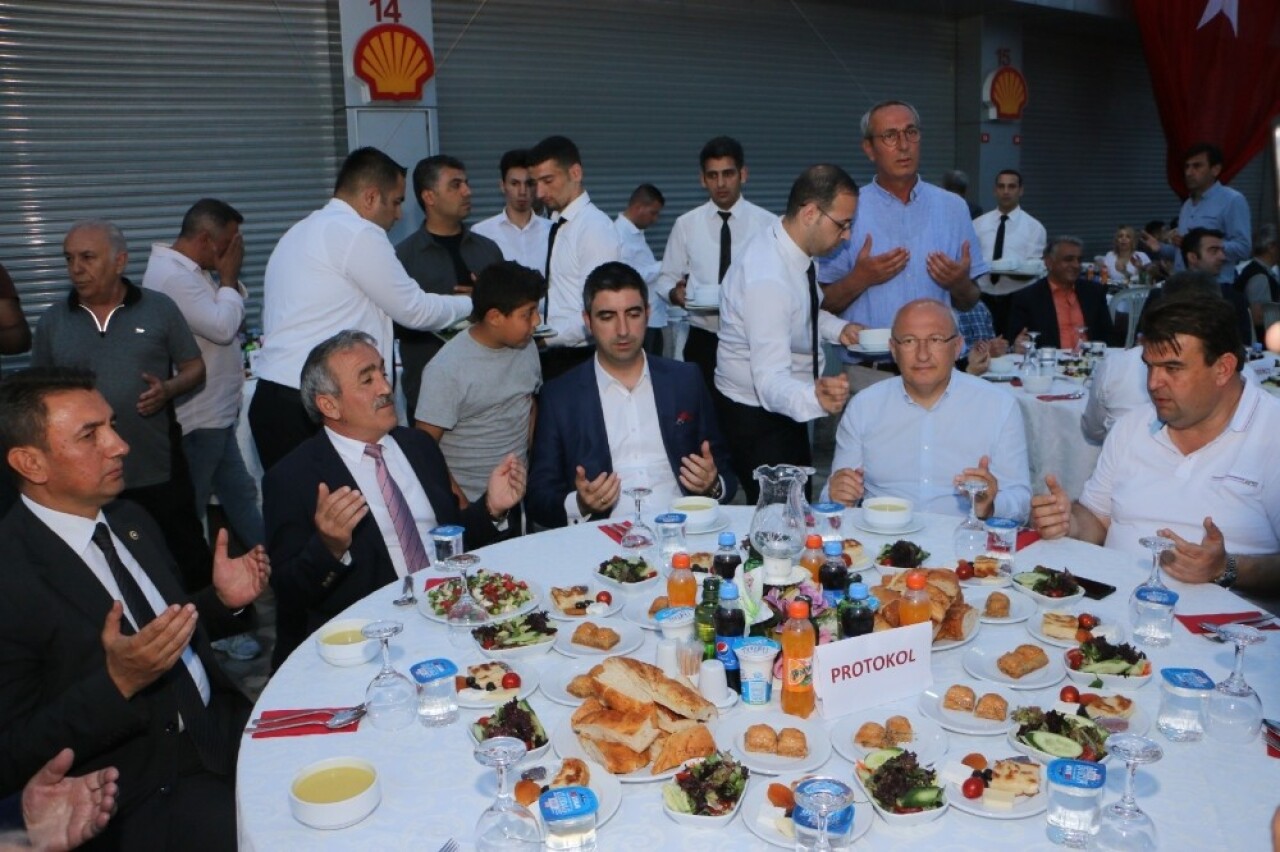 Başkan Gökhan Yüksel, oto sanayi esnafı ile iftarda buluştu