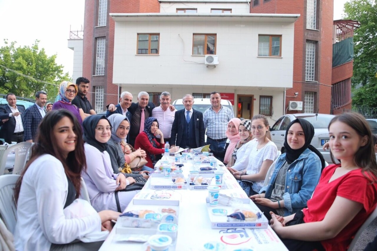 Bayrampaşa’da komşular sokak iftarında buluştu