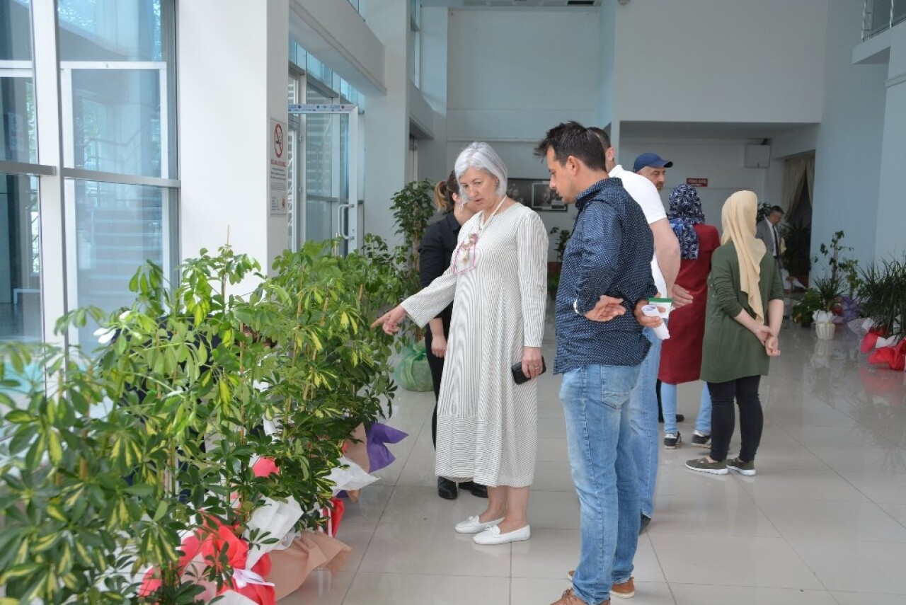 Belediye başkanına gelen çiçekler satıldı