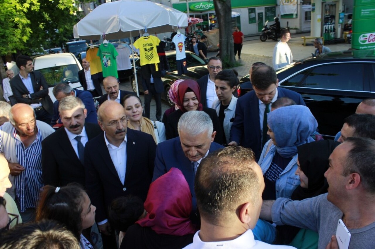 Binali Yıldırım, Fatih’te çarşamba pazarını gezdi