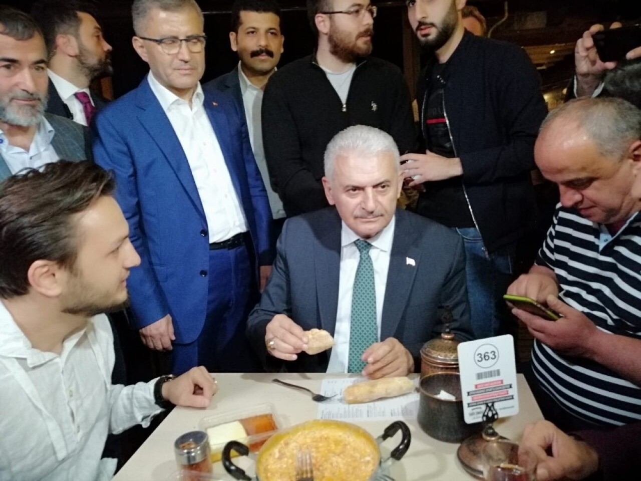 Binali Yıldırım sahurda vatandaşlarla bir araya geldi